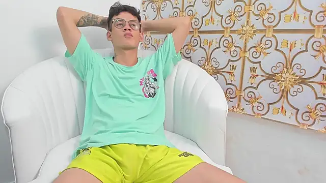 LittleMax23 online show from 10/25/25, 08:47