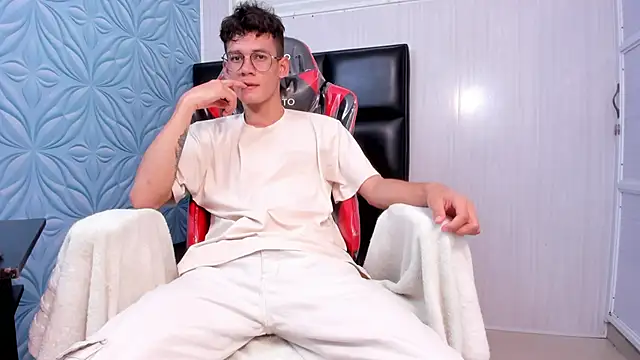 LittleMax23 online show from 11/01/25, 01:35