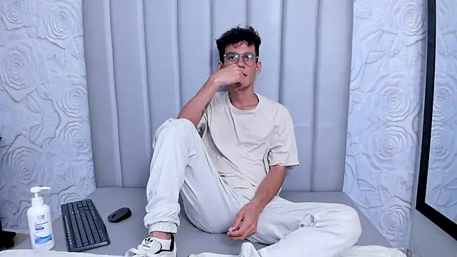 LittleMax23 online show from 11/19/25, 08:53