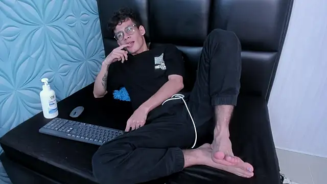 LittleMax23 online show from 11/21/25, 04:33