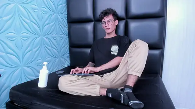 LittleMax23 online show from 11/29/25, 01:14