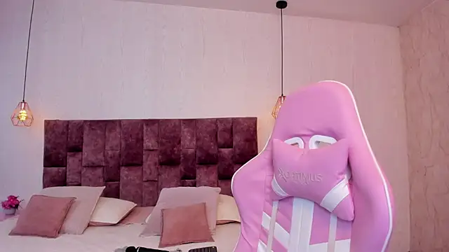 Snapshot of BellaClarck chatting on 09/17/25, 08:32 BellaClarck online show from 09/17/25, 08:32