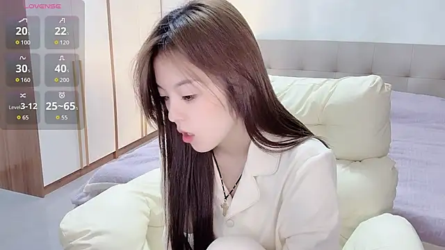 Snapshot of T-LL77- chatting on 10/08/25, 06:16 T-LL77- online show from 10/08/25, 06:16