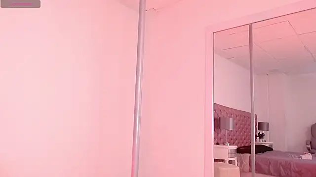 Snapshot of Coralgh_ chatting on 09/23/25, 08:23 Coralgh online show from 09/23/25, 08:23