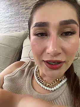 Isa Villamarin online show from 10/18/25, 08:53