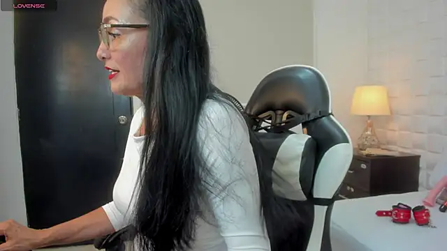 yulitza1025 online show from 12/15/25, 12:31