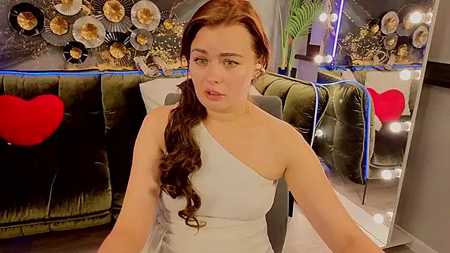 Snapshot of RedDoll_ chatting on 09/24/25, 10:02 RedDoll online show from 09/24/25, 10:02