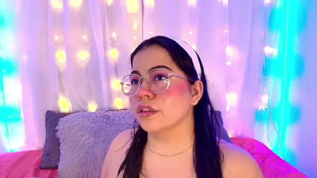 Snapshot of LilyRousee chatting on 12/17/25, 01:44 LilyRousee online show from 12/17/25, 01:44