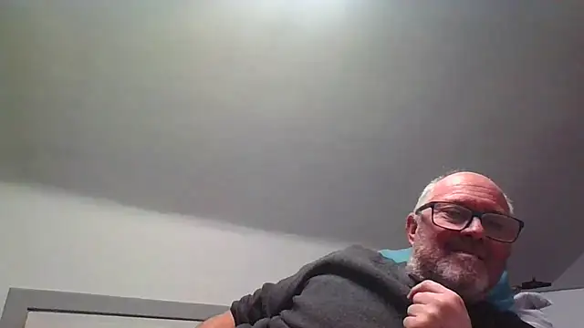 Snapshot of naughtygrandad1 chatting on 01/15/26, 06:33 naughtygrandad1 online show from 01/15/26, 06:33