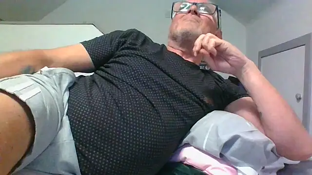 Snapshot of naughtygrandad1 chatting on 05/09/26, 06:02 naughtygrandad1 online show from 05/09/26, 06:02