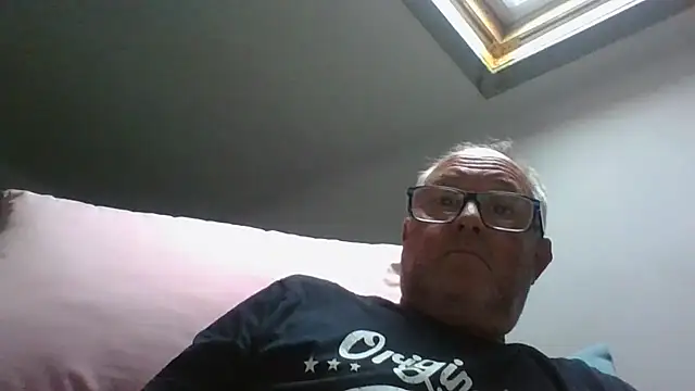 Snapshot of naughtygrandad1 chatting on 07/06/26, 06:43 naughtygrandad1 online show from 07/06/26, 06:43