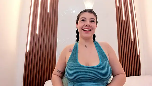 CarolinaMejia online show from 12/16/25, 05:18