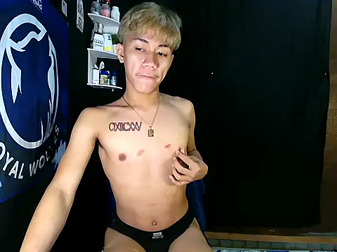 Snapshot of naughtyboyloy_0 chatting on 11/12/25, 07:24 naughtyboyloy 0 online show from 11/12/25, 07:24