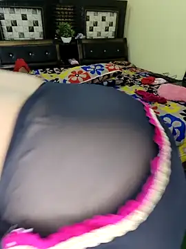 Snapshot of PRIYA_22 chatting on 11/22/25, 07:18 PRIYA 22 online show from 11/22/25, 07:18