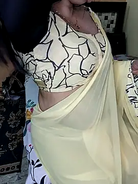 Snapshot of PRIYA_22 chatting on 11/30/25, 02:43 PRIYA 22 online show from 11/30/25, 02:43