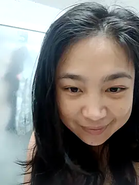 Snapshot of Minn-cute chatting on 09/13/25, 11:43 Minn-cute online show from 09/13/25, 11:43