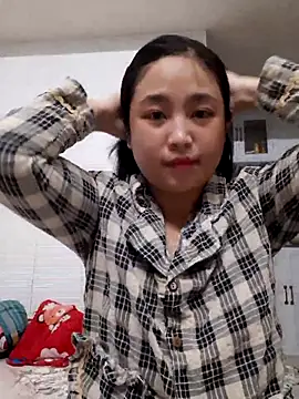 Snapshot of Minn-cute chatting on 09/20/25, 01:12 Minn-cute online show from 09/20/25, 01:12