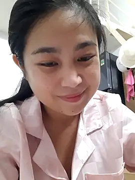 Snapshot of Minn-cute chatting on 10/10/25, 04:44 Minn-cute online show from 10/10/25, 04:44