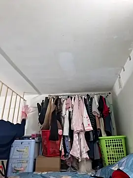 Snapshot of Minn-cute chatting on 11/16/25, 01:06 Minn-cute online show from 11/16/25, 01:06