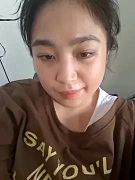 Snapshot of Minn-cute chatting on 11/25/25, 03:17 Minn-cute online show from 11/25/25, 03:17