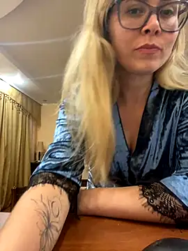 Crystal00Girl online show from 10/18/25, 09:04