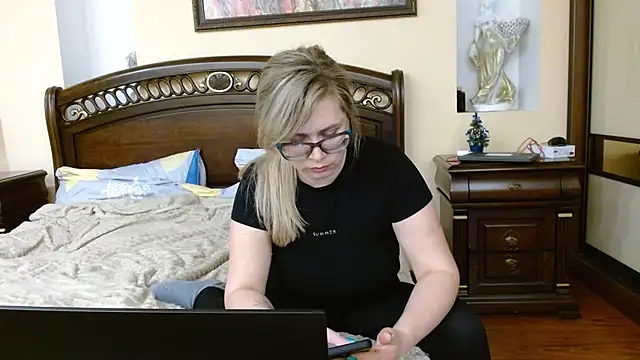 Crystal00Girl online show from 01/05/26, 08:23