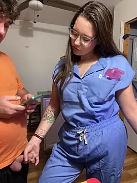 Snapshot of Mommasaurrex chatting on 09/15/25, 01:16 Mommasaurrex online show from 09/15/25, 01:16