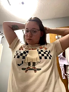 Snapshot of Mommasaurrex chatting on 09/29/25, 12:38 Mommasaurrex online show from 09/29/25, 12:38