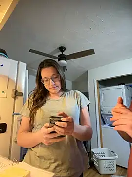 Snapshot of Mommasaurrex chatting on 12/01/25, 02:16 Mommasaurrex online show from 12/01/25, 02:16