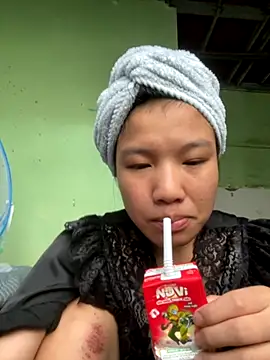 Snapshot of QueenLink chatting on 10/05/25, 01:04 QueenLink online show from 10/05/25, 01:04