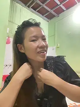 Snapshot of QueenLink chatting on 10/15/25, 04:29 QueenLink online show from 10/15/25, 04:29