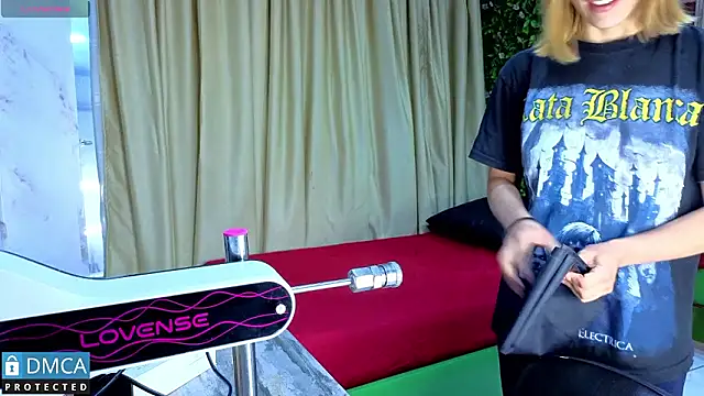 nena cupcake  online show from 02/02/26, 10:58