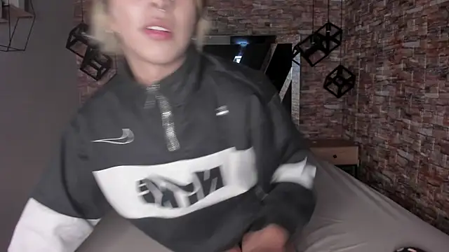 Snapshot of OliIverr22 chatting on 09/10/25, 01:44 OliIverr22 online show from 09/10/25, 01:44