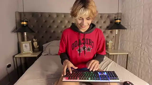 Snapshot of OliIverr22 chatting on 09/19/25, 02:18 OliIverr22 online show from 09/19/25, 02:18