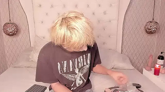 Snapshot of OliIverr22 chatting on 10/19/25, 01:12 OliIverr22 online show from 10/19/25, 01:12