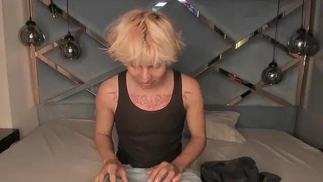 Snapshot of OliIverr22 chatting on 11/12/25, 08:52 OliIverr22 online show from 11/12/25, 08:52