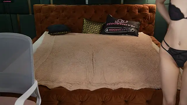 Snapshot of Naomi_054 chatting on 11/10/25, 04:06 Naomi 054 online show from 11/10/25, 04:06