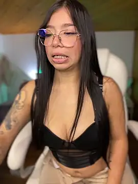 Maddy Piink online show from 11/18/25, 08:24