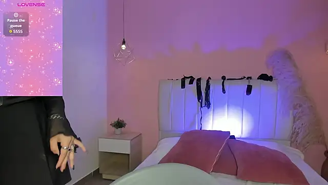 elisabethflores online show from 10/17/25, 08:33