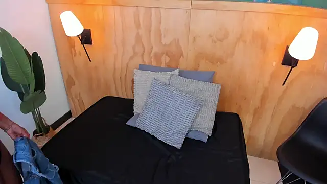 halleylorens online show from 09/10/25, 07:03