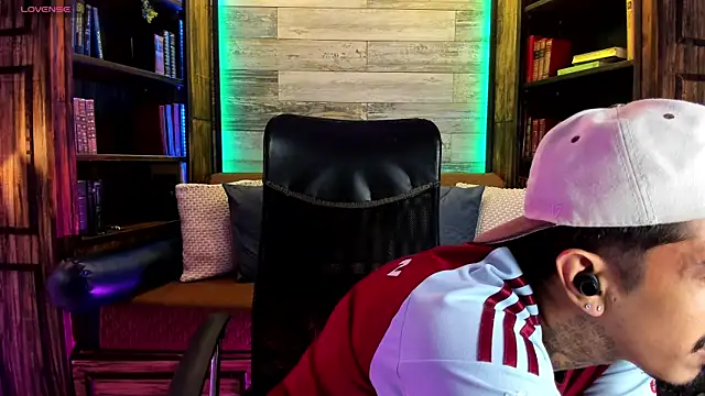 Snapshot of Donovan_Desmond chatting on 02/05/26, 01:32 Donovan Desmond online show from 02/05/26, 01:32