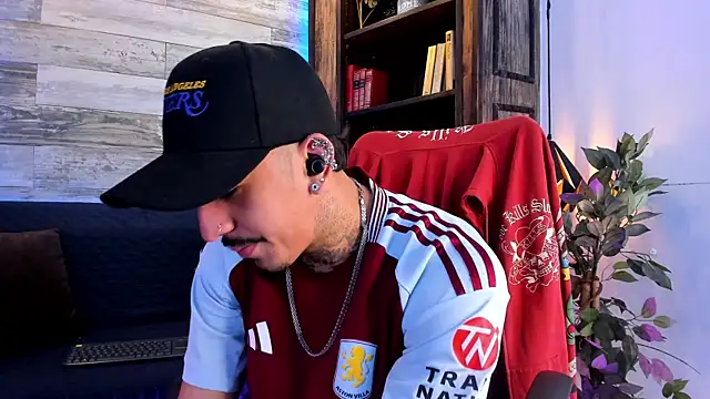 Snapshot of Donovan_Desmond chatting on 02/12/26, 03:56 Donovan Desmond online show from 02/12/26, 03:56