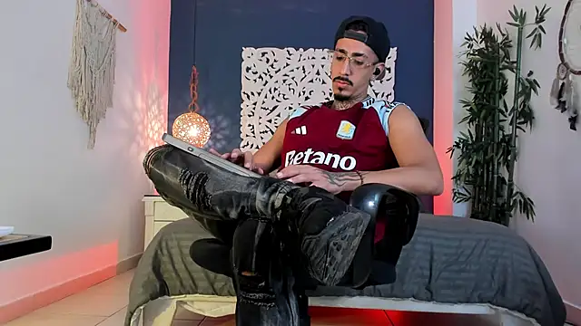 Snapshot of Donovan_Desmond chatting on 03/04/26, 02:50 Donovan Desmond online show from 03/04/26, 02:50