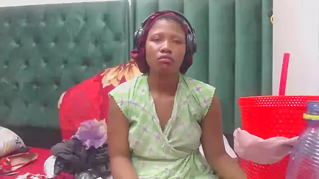 BUNNYCHOWX28 online show from 02/18/26, 06:48