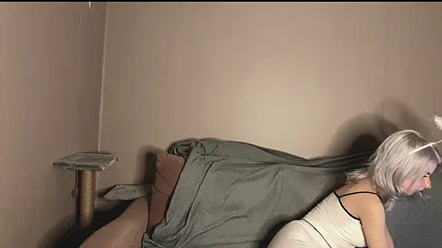 snowy lisa online show from 10/22/25, 12:49