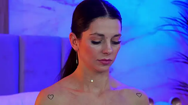 EllyLynn online show from 12/18/25, 08:26