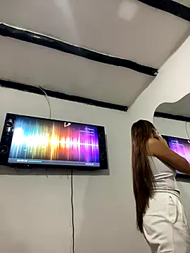 Sara-cooper2 online show from 10/28/25, 01:03