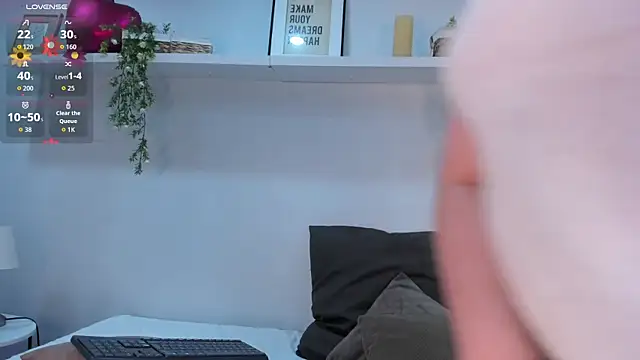 Nicolle Evanss  online show from 04/10/26, 04:28