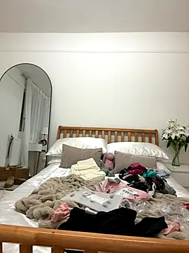 MilaRenee online show from 10/15/25, 06:19