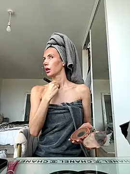 MilaRenee online show from 10/25/25, 09:28